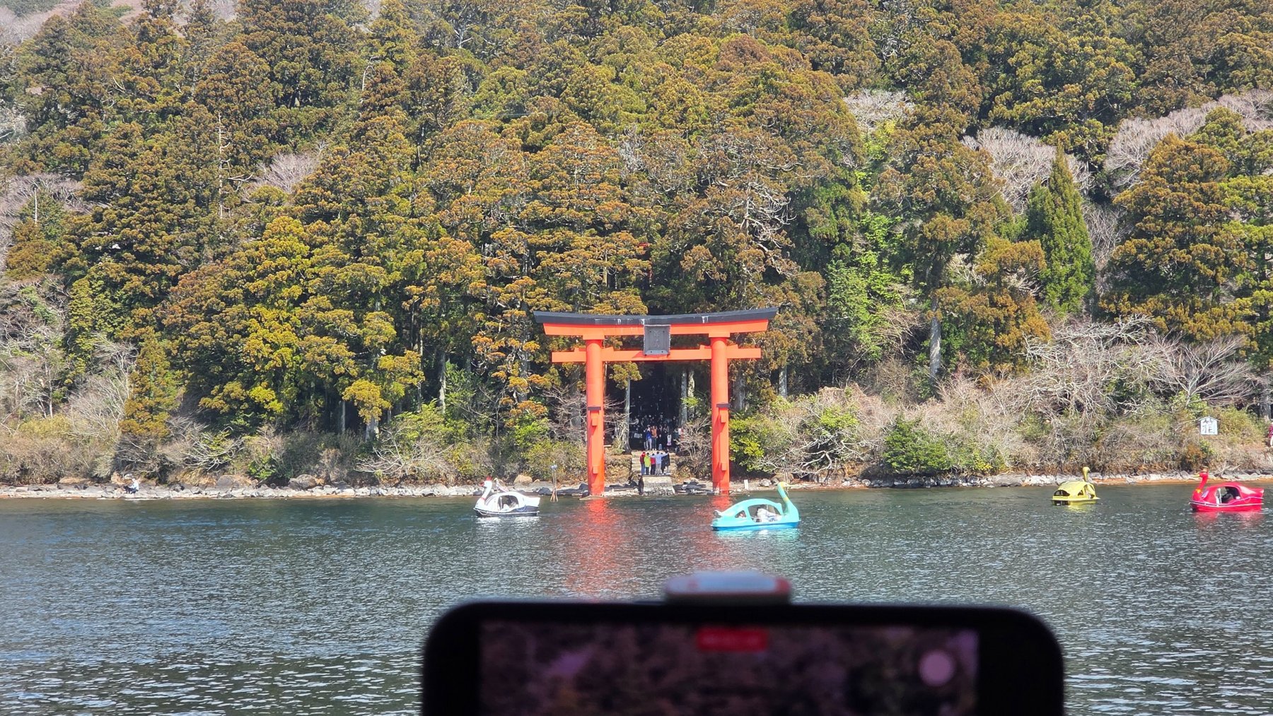 芦ノ湖の湖岸に立つ赤い鳥居