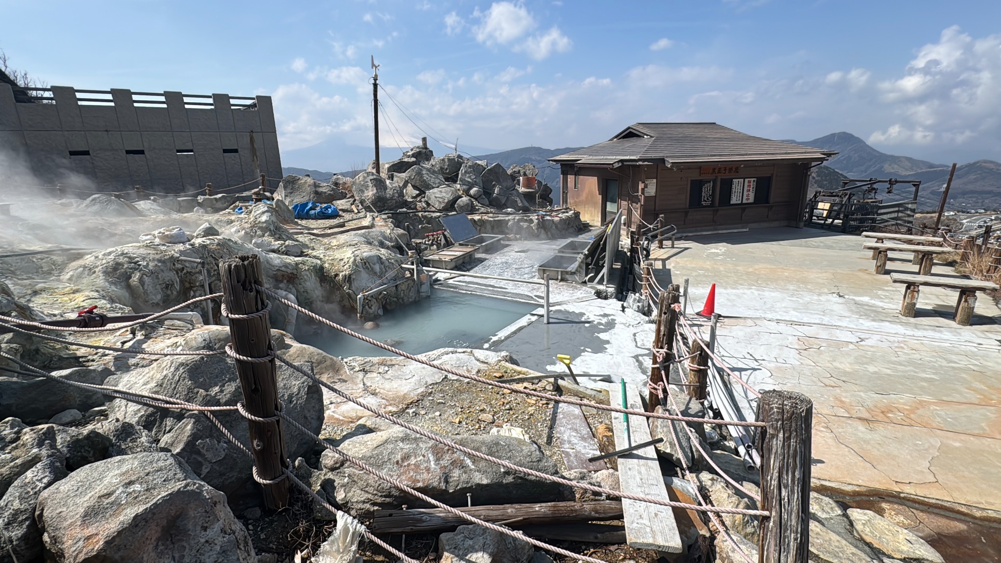 大涌谷自然研究路にある黒たまご用の温泉池と茶屋周辺