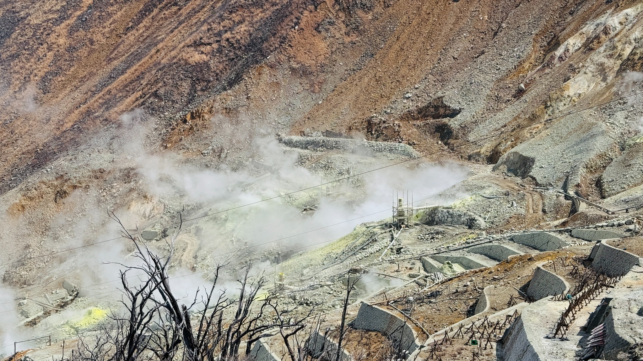 大涌谷の斜面に広がる白い噴気